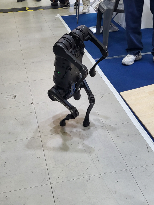 KAIST의 자율주행 사족보행 로봇인 드림워커의 물구나무 모습